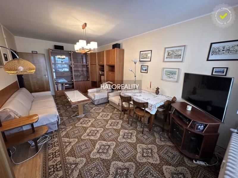 Wohnzimmer einer 3-Zimmer-Wohnung mit Teppichen und klassischem Möbel.