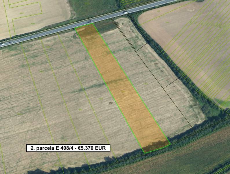 Luftaufnahme von landwirtschaftlichen und forstwirtschaftlichen Flächen bei Lučenec mit markiertem Grundstück.