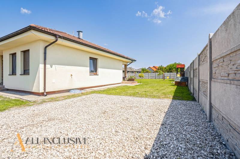 Einfamilienhaus in Čečínská Potôň in Horná Potôň mit Rasen und Umzäunung.
