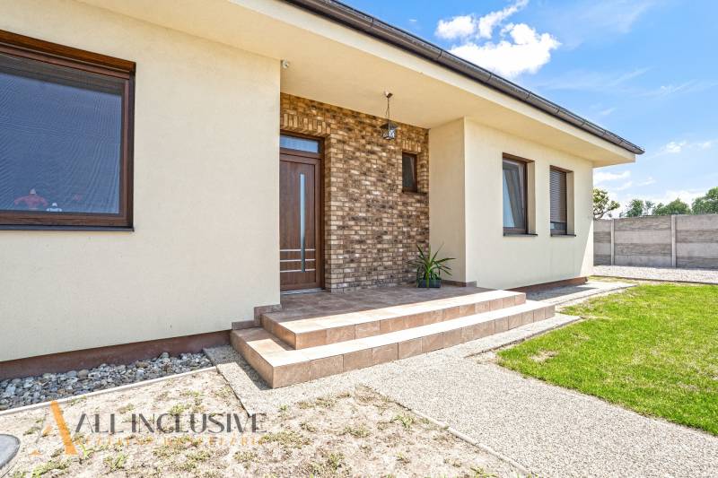Eingang eines Einfamilienhauses in Čečínska Potôň in Horný Potôň mit Terrasse und Treppe.