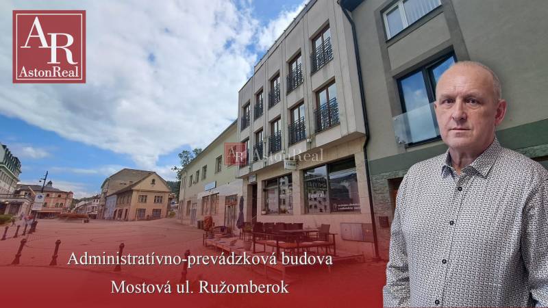 Das Gebäude in der Mostová-Straße in Ružomberok mit Terrasse und umliegenden historischen Bauwerken.