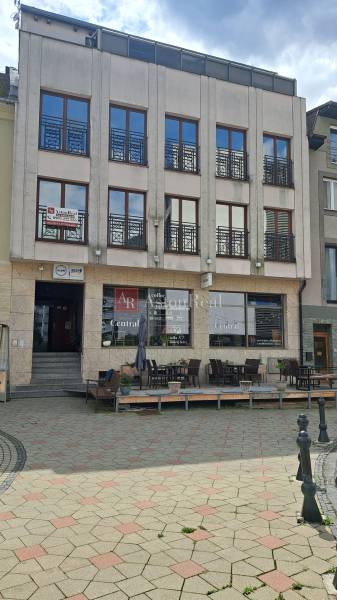 Das Gebäude in der Mostová-Straße in Ružomberok mit Terrasse und dem Café Central.