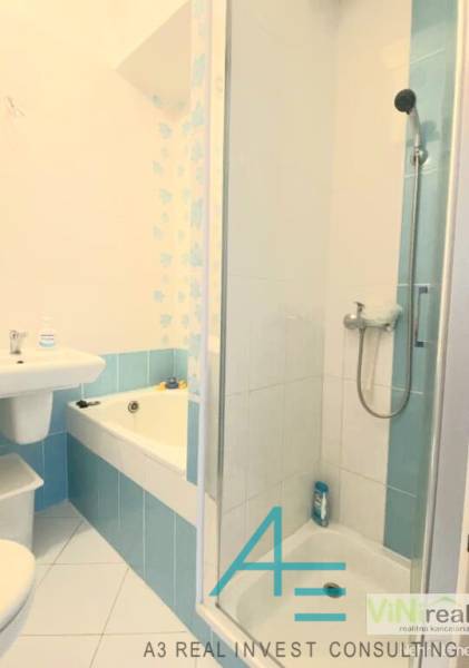 Badezimmer mit Dusche und Badewanne in einer 4-Zimmer-Wohnung.