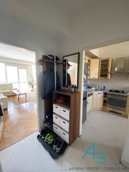 Geräumiger Flur mit Zugang zur Küche und zum Wohnzimmer in einer 4-Zimmer-Wohnung.