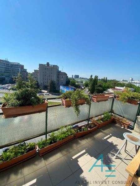 Blick vom Balkon einer 4-Zimmer-Wohnung in der Dostojevského Rad in Bratislava mit Blumenkästen.