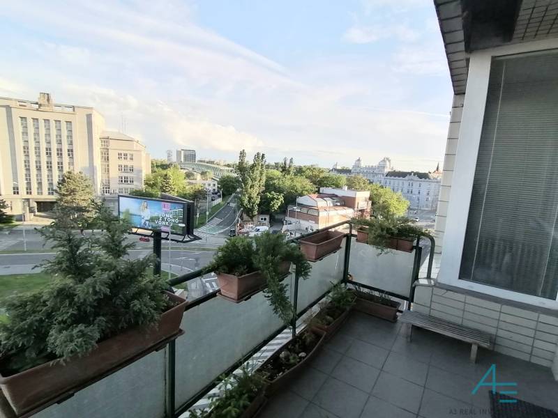 Blick auf Bratislava vom Balkon einer 4-Zimmer-Wohnung in der Dostojevského Straße.
