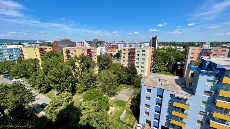 Blick auf die bunten Wohnblöcke und das Grün in der Rezedova-Straße in Bratislava - Ružinov.