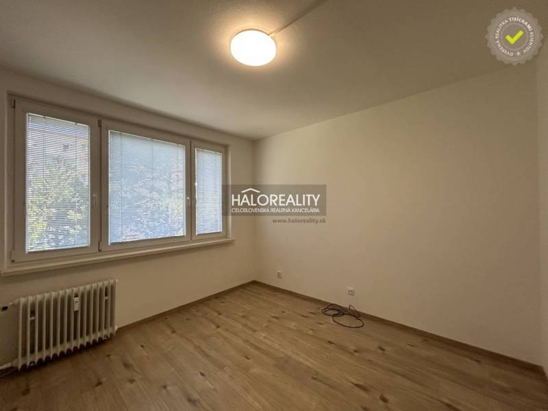 Ein Zimmer in einer 3-Zimmer-Wohnung mit großen Fenstern und Parkettboden, ohne Möbel.
