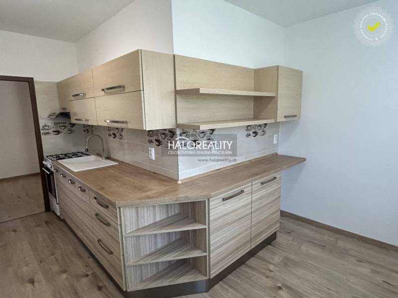 Küche mit hellem Holz und Dekor in einer 3-Zimmer-Wohnung.