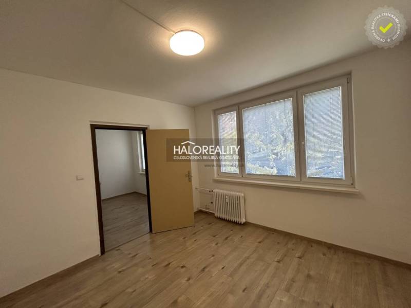 Ein Zimmer in einer 3-Zimmer-Wohnung mit Laminatboden und einem großen Fenster.