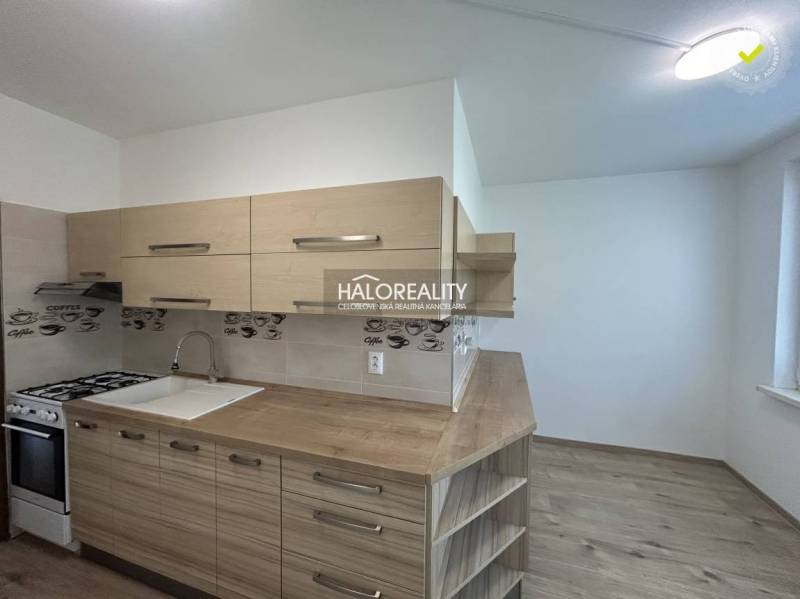Küche in einer 3-Zimmer-Wohnung mit Holzschränken und Ausstattung.