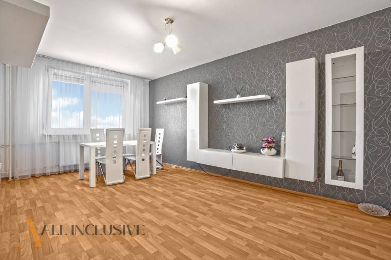 Essbereich mit weißem Tisch und Stühlen in einer 2-Zimmer-Wohnung.