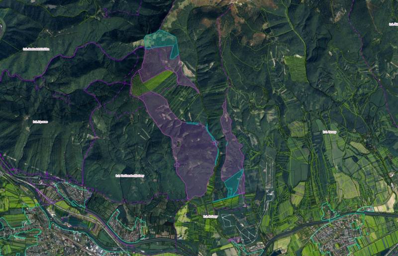 Luftaufnahme von landwirtschaftlichen und forstwirtschaftlichen Flächen in der Umgebung von Sučany, die verschiedene Nutzungszonen zeigen.