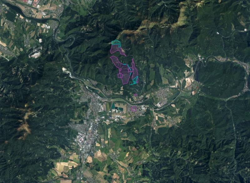 Luftaufnahme von landwirtschaftlichen und forstwirtschaftlichen Flächen in der Umgebung von Sučany.