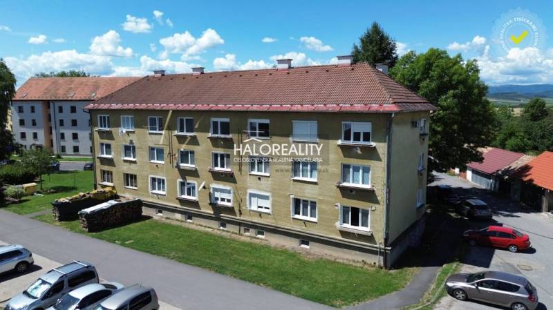 Der Flur einer 2-Zimmer-Wohnung mit dekorativen Wänden und einer Garderobenwand.