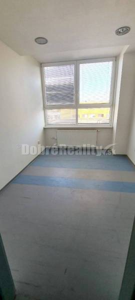 Kleines Büro mit großem Fenster, Jalousien und Heizkörper, geeignet zur Vermietung.