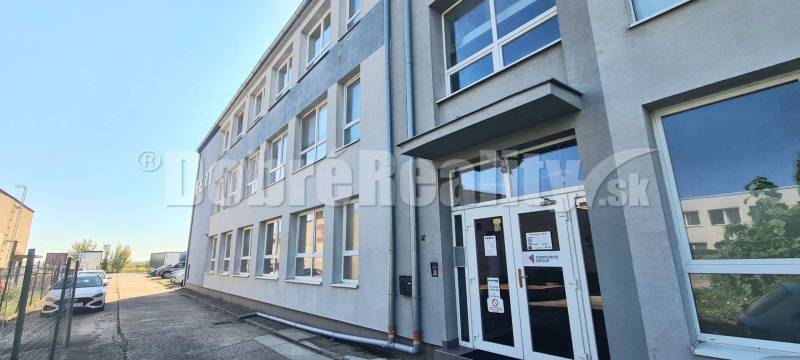 Bürogebäude in der Priemyselna-Straße in Galanta mit Parkplätzen.