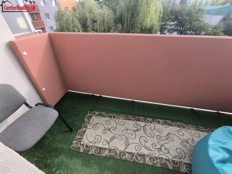 Balkon einer 2-Zimmer-Wohnung mit Stühlen und Teppich in der Družstevná-Straße in Partizánske.