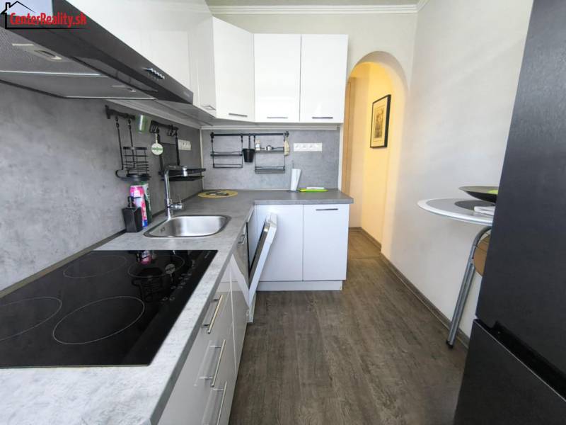 Küche in einer 2-Zimmer-Wohnung mit modernen Geräten und funktionalem Layout.