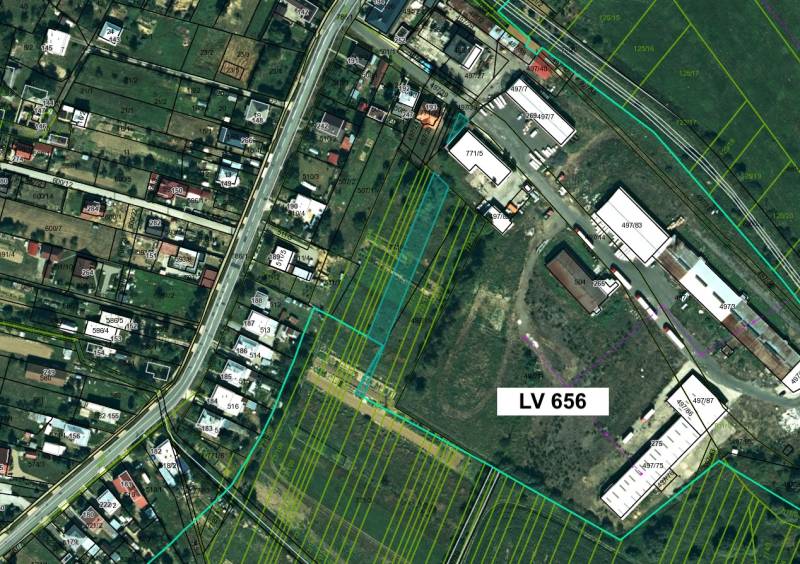 Luftkarte von landwirtschaftlichen und forstwirtschaftlichen Grundstücken in Topoľovka mit eingezeichneten Parzellen und Gebäuden.