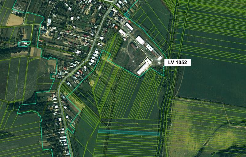 Luftaufnahme von landwirtschaftlichen und forstwirtschaftlichen Flächen in der Umgebung von Topoľovka.