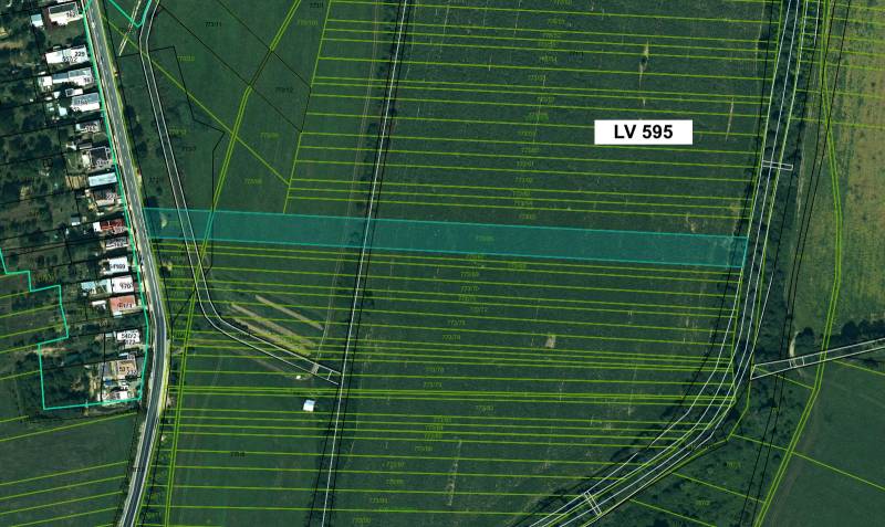 Luftaufnahme von landwirtschaftlichen und forstwirtschaftlichen Grundstücken in Topoľovka mit Parzellennummern.