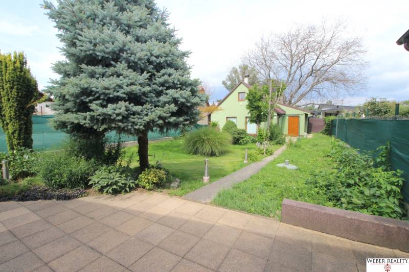 Garten beim Einfamilienhaus in den Neuen Gärten VII in Bratislava - Ružinov.