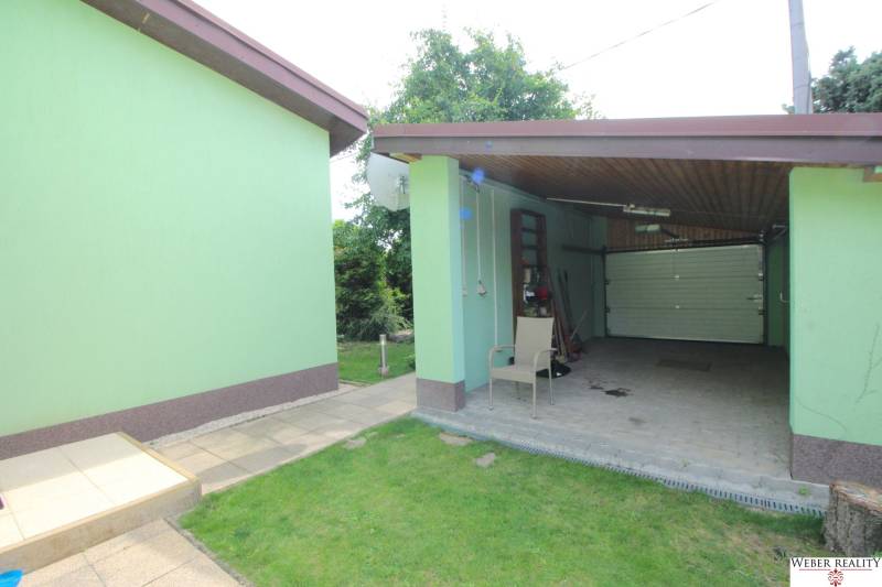 Die grüne Garage beim Einfamilienhaus in den Neuen Gärten VII in Bratislava - Ružinov.