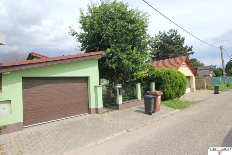 Nové Záhrady VII Straße in Bratislava-Ružinov mit Einfamilienhaus und Garten.