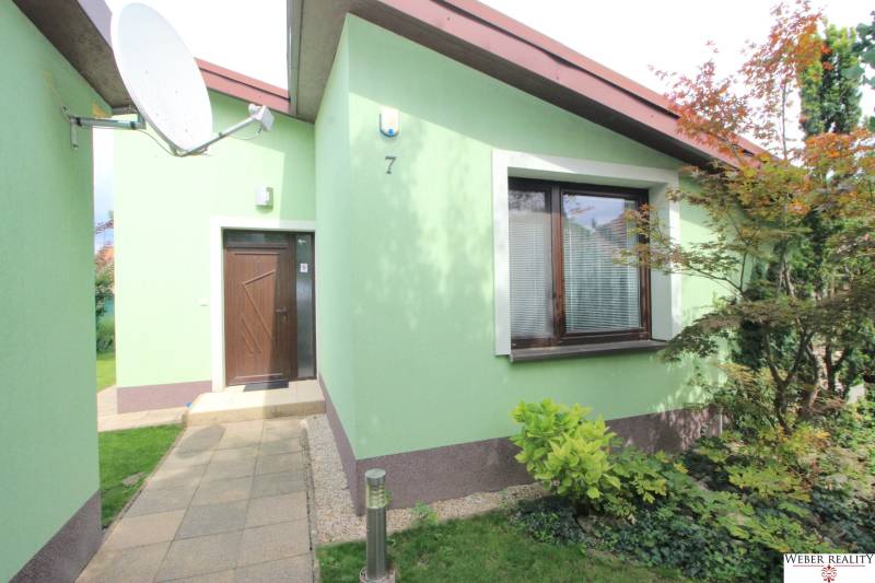 Vstupsteil eines Einfamilienhauses in der Straße Nové Záhrady VII, Bratislava - Ružinov.