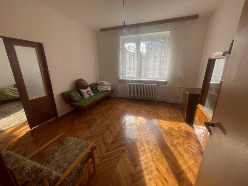 Holzböden in einem hellen Raum eines Einfamilienhauses mit einem Sofa und einem Sessel.
