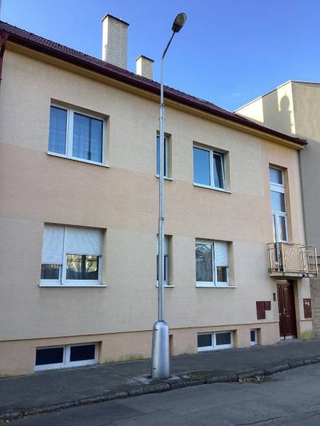 Einfamilienhaus in der Kalinčiakova-Straße in Piešťany mit einer Lampe auf dem Gehweg.