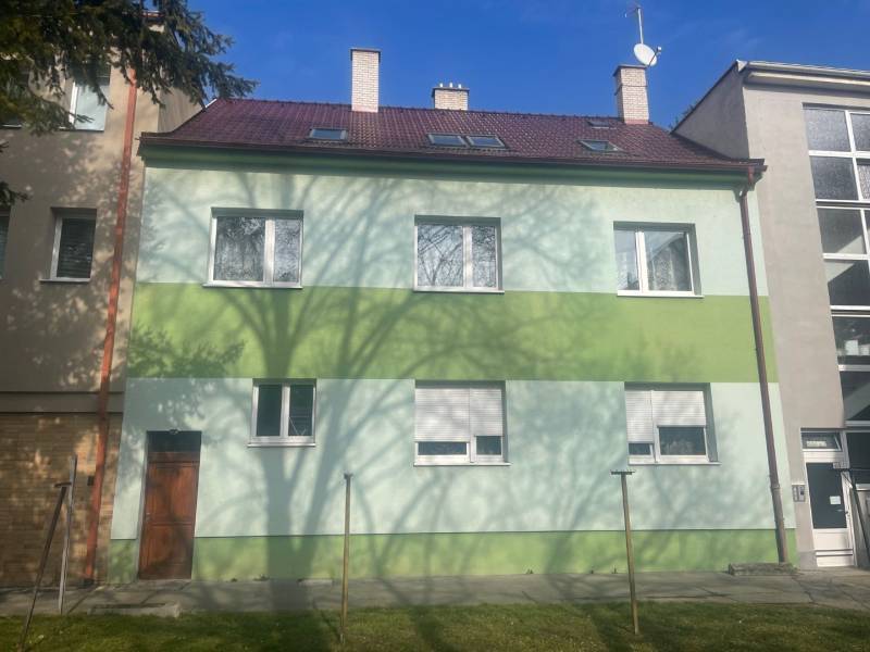 Einfamilienhaus in der Kalinčiakova-Straße in Piešťany, grüne Fassade, Schatten eines Baumes.