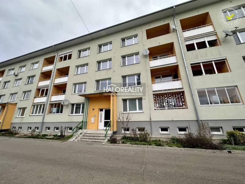 Ein Wohnhaus in Rimavská Sobota mit Eingangstor und Balkonen.
