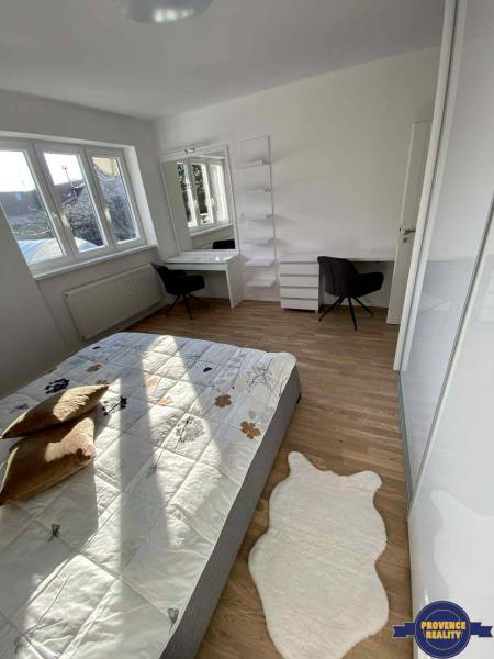 Schlafzimmer in einer 3-Zimmer-Wohnung mit hellen Möbeln, Bett und Arbeitsecke.