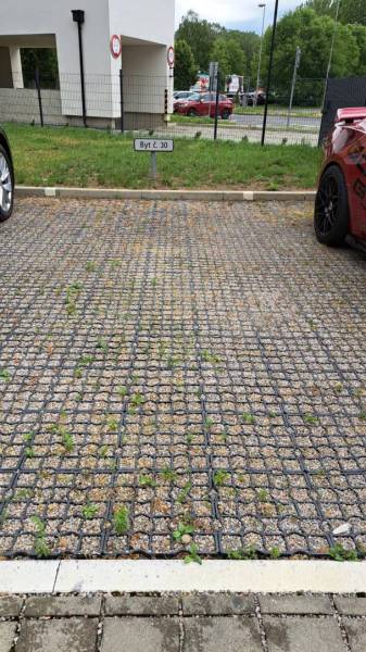Parkplatz in der Štefánikova-Straße in Poprad für eine 2-Zimmer-Wohnung, gekennzeichnet für Wohnung Nummer 30.