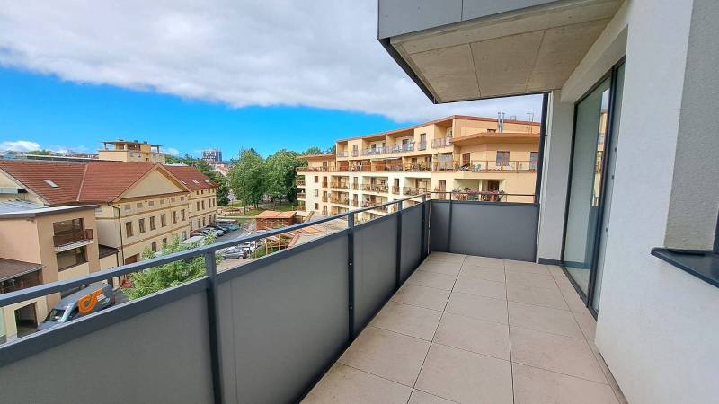 Balkon einer 2-Zimmer-Wohnung in der Štefánikova-Straße in Poprad mit Blick auf die benachbarten Gebäude.