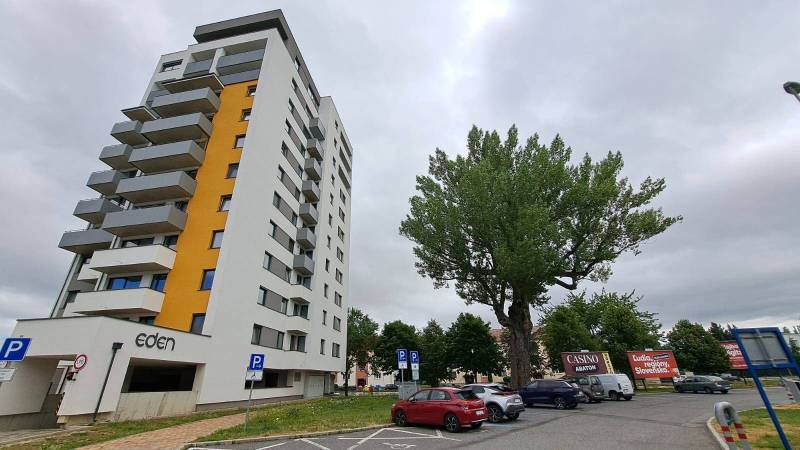 Hochhaus und Parkplatz in der Štefánikova-Straße in Poprad.