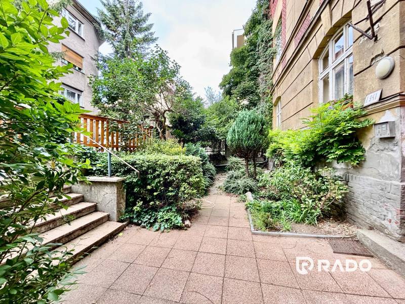 Ein kleiner Garten mit Grünflächen neben einem Wohnhaus in der Flöglova-Straße in Bratislava - Altstadt.