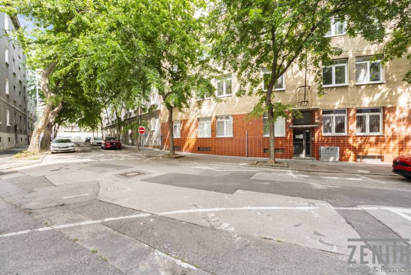 Die Außenansicht der Murgašova-Straße in Bratislava - Altstadt mit Bäumen und Wohnhäusern.