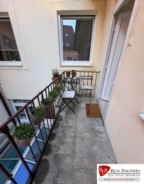 Balkon in der Ventúrska in Bratislava bei einer 2-Zimmer-Wohnung mit Pflanzen und Stühlen.