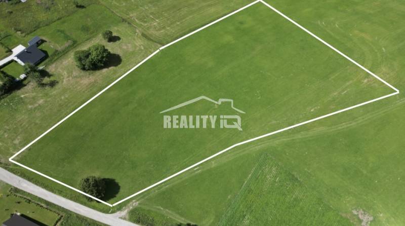 Luftaufnahme eines grünen Baugrundstücks in Oravská Lesná in Oravská Lesná.