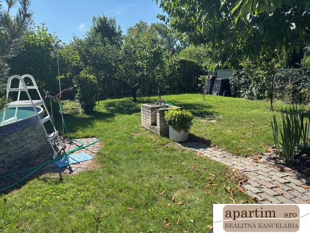 Garten mit Pool in der Brezová-Straße in Bratislava-Vrakuňa, Grundstücke - Wohnen.