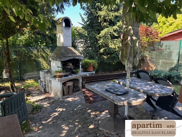 Gartenkamin mit Terrasse in der Lage Bratislava – Vrakuňa, Brezová, geeignet für Grundstücke – Wohnen.