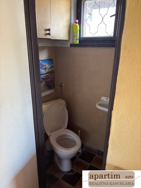 Toilette mit Waschbecken im Innenraum bei Grundstücken - Wohnen.