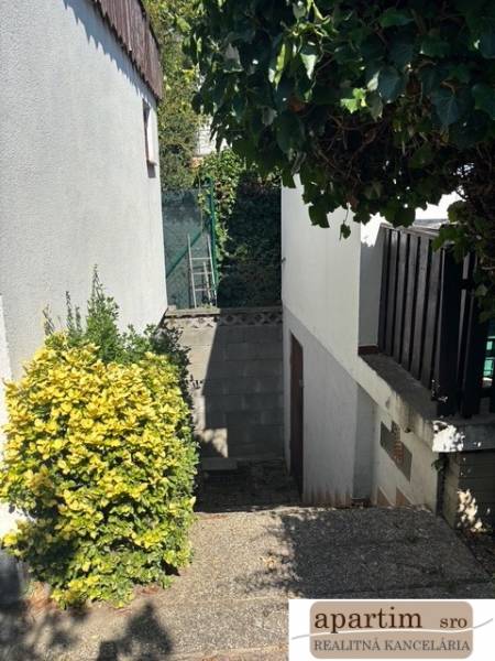 Gehweg mit Treppen und Grünflächen, Bratislava - Vrakuňa, Brezová-Straße, Grundstücke - Wohnen.