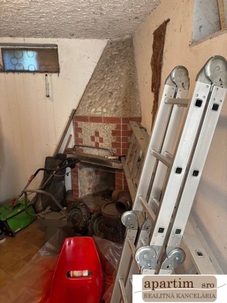 Ein Raum mit Kamin und Leiter, der zur Lagerung von Werkzeugen genutzt wird. Grundstücke - Wohnen.