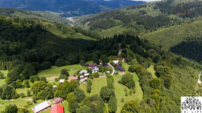 Luftaufnahme von bewaldeten Erholungsgrundstücken in Oščadnica mit ländlicher Bebauung.