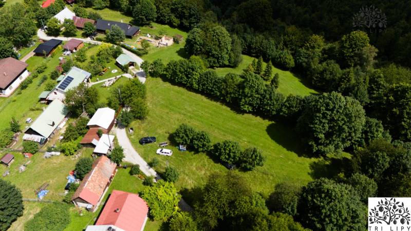 Luftaufnahme von Erholungsgrundstücken in Oščadnica, umgeben von Grünflächen und Gebäuden.