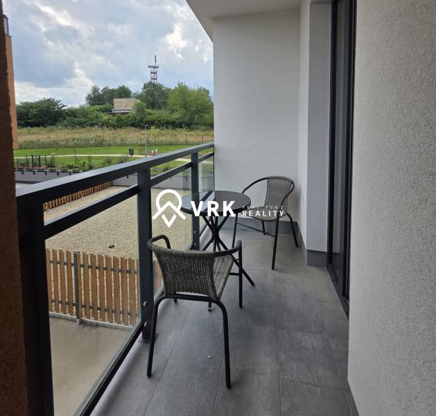 Balkon einer 2-Zimmer-Wohnung in Košice, Stadtteil Vyšné Opátske, Cédrová-Straße, mit Sitzgelegenheit.